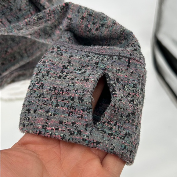 Lululemon Size 6 Heathered Gray Long Sleeve Thumbhole Zip Pocket Top - Picture 9 of 12